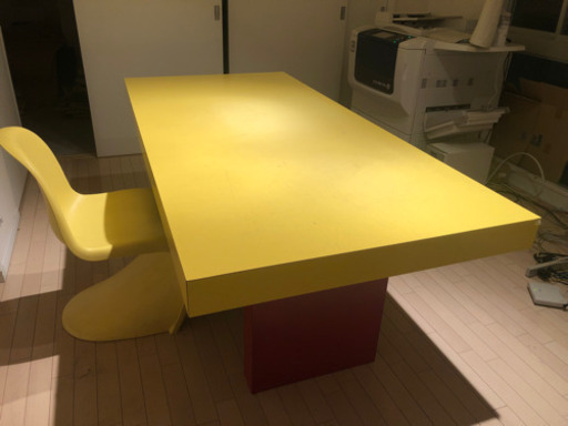 広々使えるイエロー　デザインテーブル