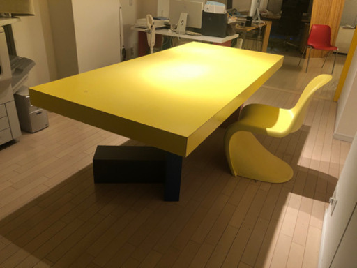 広々使えるイエロー　デザインテーブル