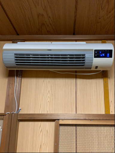 中古の壁につけるタイプのエアコン風扇風機です。