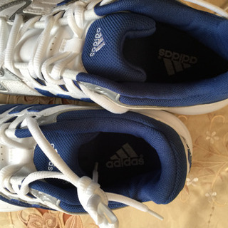 アディダス ランニングシューズの画像