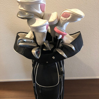 女性用ゴルフクラブとバッグ