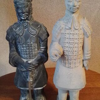 中国のお土産と埴輪っぽい置物の画像