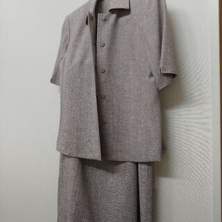 お値下げ💴✨☆レディース　の夏向けスーツです。