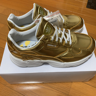 アディダスオリジナルス ファルコンWの画像