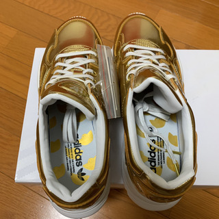 アディダスオリジナルス ファルコンWの画像