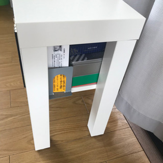 細長い白いテーブルの画像