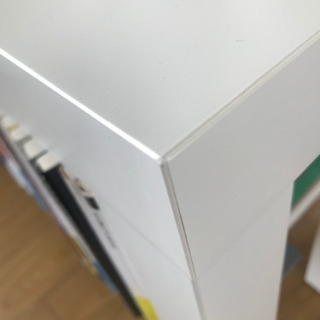 細長い白いテーブルの画像
