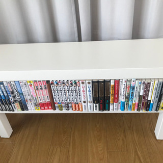 細長い白いテーブルの画像