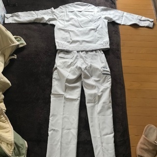 白の作業着の画像