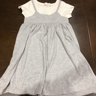 ワンピースとカーディガンの画像