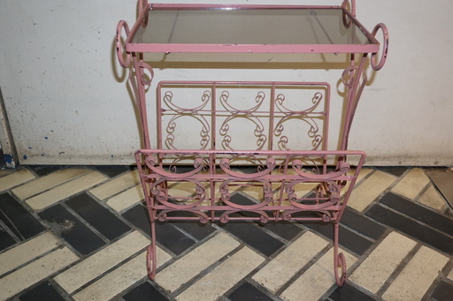 昭和レトロなピンクのマガジンラック