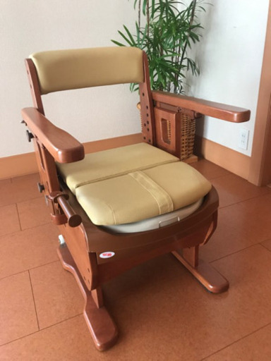 【未使用】暖房便座付きポータブルトイレ　家具調トイレセレクトRはねあげ