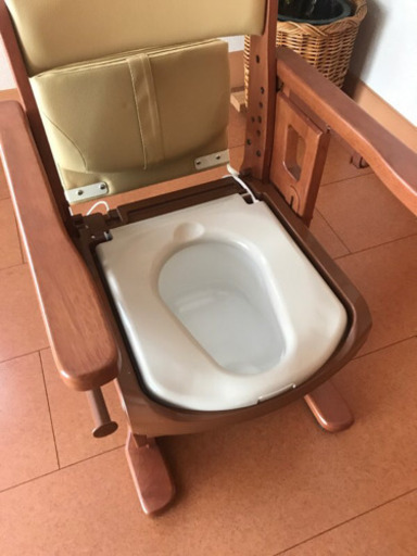 【未使用】暖房便座付きポータブルトイレ　家具調トイレセレクトRはねあげ