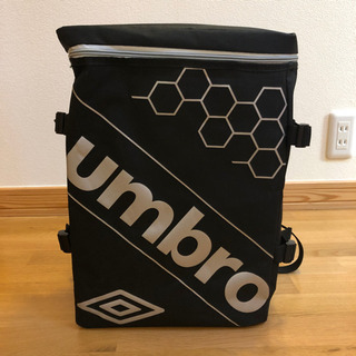 未使用品）スリム&コンパクトな umbroバックパック（黒）