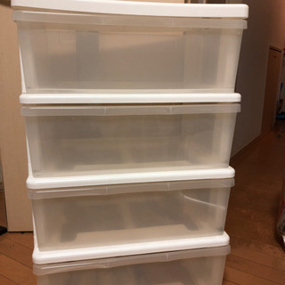 4段の衣類ケース