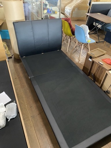 【値下げ】展示現品　シングルベッド　合成皮革　通常価格49800円ヲ6980円で販売します。更に値下げ！2980円！そもそも新品です。