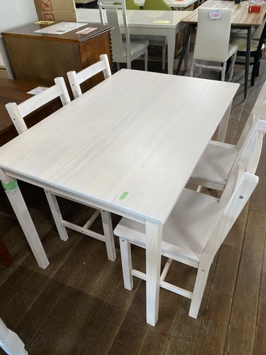 新品キズあり食卓セット！セット価格9800円！ホワイト系！早い者勝ちです！見学OK！なくなったらゴメンナサイ。