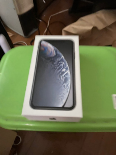 極美品iPhone xr の出品です、まだお取引誰もいませんのでご連絡して頂ければ返信します。