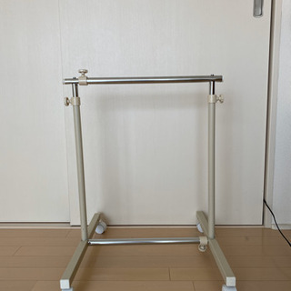 【直お取引中【直で取りに来れる方0円!】ハンガーラック（低いタイプ）