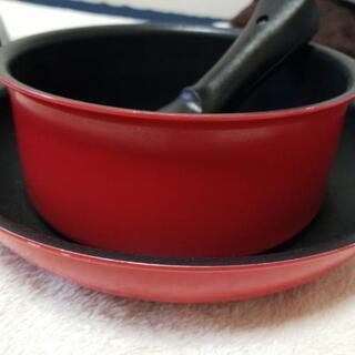 【取引終了】コンパクト！赤色の1人用鍋とフライパンの画像