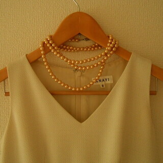 海外購入、8㎜玉、ゴールドパールロングネックレス。の画像