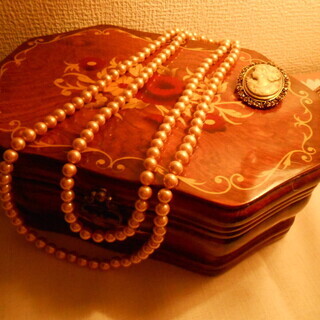 海外購入、8㎜玉、ゴールドパールロングネックレス。