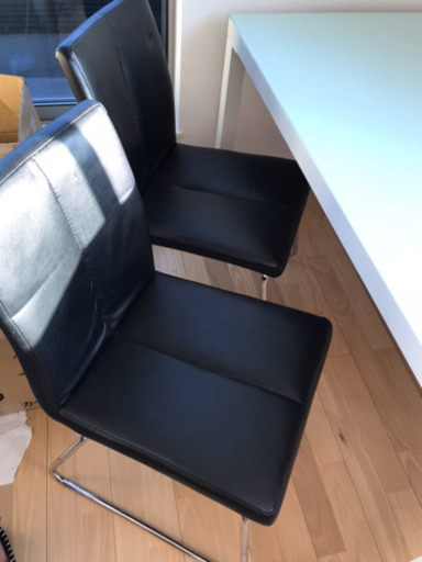 ダイニングテーブルと椅子2脚セット