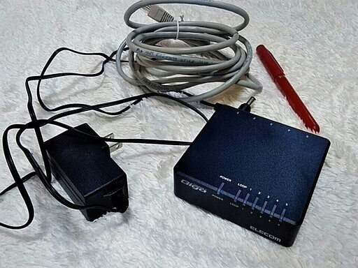 ★★美品!!「ELECOM(エレコム)」のスイッチングハブ EHC-G05PA-B-K＋3ｍのLANケーブル★★
