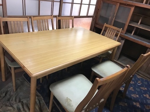 不要になった６人用ダイニングテーブルがあります