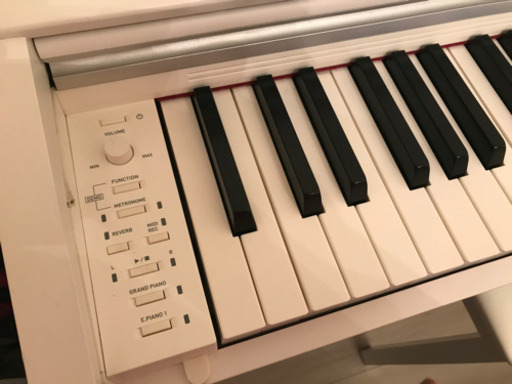 CASIOのお洒落なホワイト電子ピアノです♪