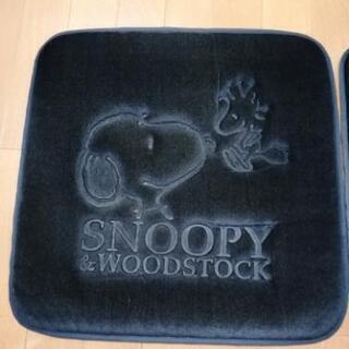スヌーピー＆ウッドストック　黒カーシートペアの画像