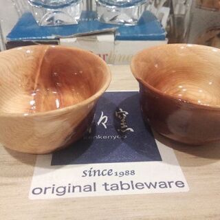 クリスタルなお猪口と木製のお猪口の画像