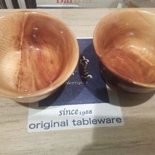 クリスタルなお猪口と木製のお猪口の画像