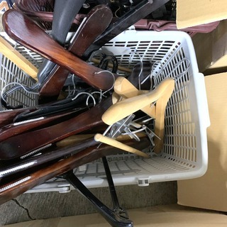 大量 ハンガー どれでも10本300円！ 20本で500円！ 木製 ブランド トップス ボトムス 未使用品 ワイヤー カラフル キッズ用 などの画像