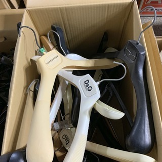 大量 ハンガー どれでも10本300円！ 20本で500円！ 木製 ブランド トップス ボトムス 未使用品 ワイヤー カラフル キッズ用 などの画像