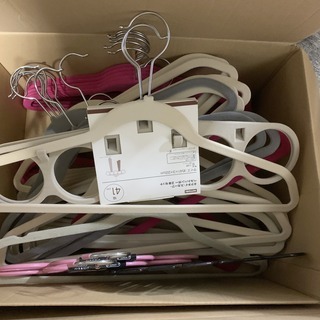 大量 ハンガー どれでも10本300円！ 20本で500円！ 木製 ブランド トップス ボトムス 未使用品 ワイヤー カラフル キッズ用 などの画像