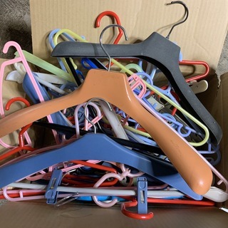 大量 ハンガー どれでも10本300円！ 20本で500円！ 木製 ブランド トップス ボトムス 未使用品 ワイヤー カラフル キッズ用 などの画像