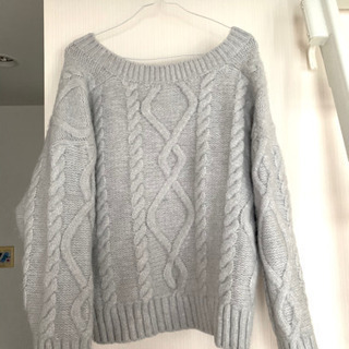 ZARAのグレーニットの画像