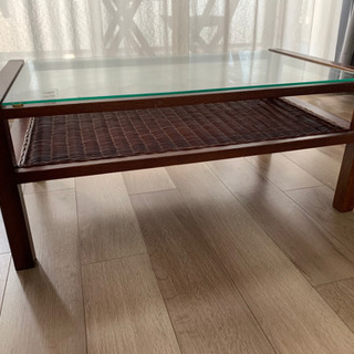 ガラスローテーブルの画像