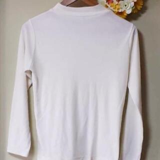 急募🔊ハイネック クリーム色 Mの画像