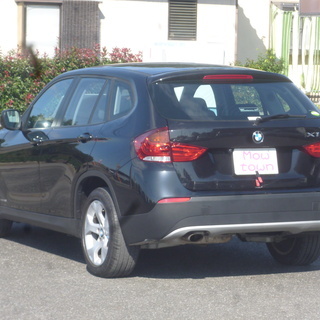 家で買える！H23年 BMW X1 人気の黒！ナビＲカメラ！スマートキー！走行少の2.3万キロ！国定駅４キロor伊勢崎駅７キロor前橋駅13キロ の画像