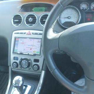 家で買える！H22年 プジョー３０８ ガラスサンルーフ！黒革シート！前後ソナー！ナビ！車検３年迄付！走行の3.6万キロ！国定駅４キロor伊勢崎駅７キロor前橋駅13キロの画像