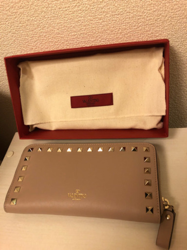 ヴァレンチノ　スタッズ長財布