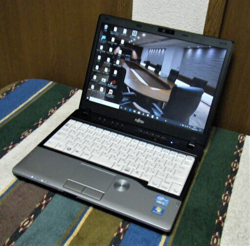 ?良品/12.1型/重さ1.41kg/高性能?Core i5/光速☆彡SSD128GB/メモリ4GB♪/大容量バッテリー！/DVDSマ