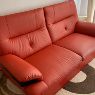 赤色のソファの画像