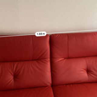 赤色のソファの画像