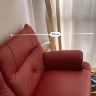 赤色のソファの画像