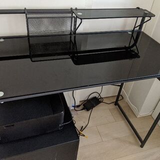 ガラス天板のパソコンデスク