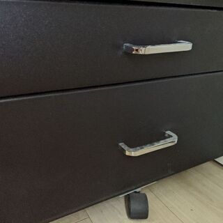 ガラス天板のパソコンデスクの画像