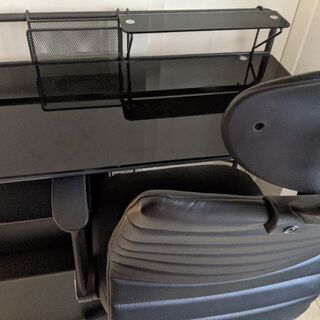 ガラス天板のパソコンデスクの画像